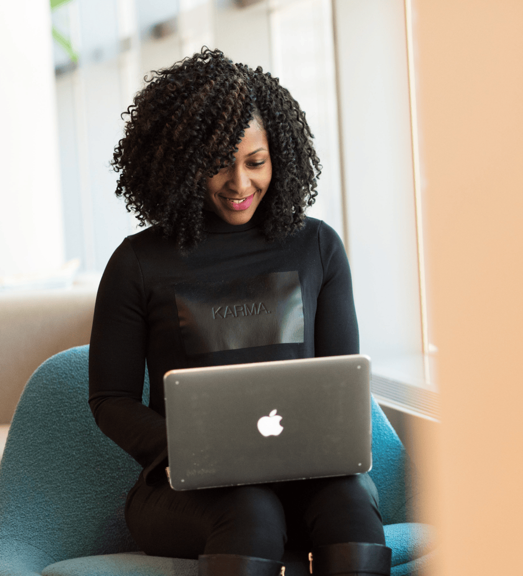 Femme avec son laptop